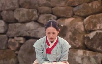 Струящаяся над рекой луна